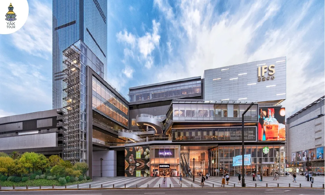 ทัศนียภาพภายนอกอาคารเมกามอลล์สุดทันสมัยและตึกระฟ้าของตึก Changsha IFS Tower ใจกลางย่านธุรกิจ