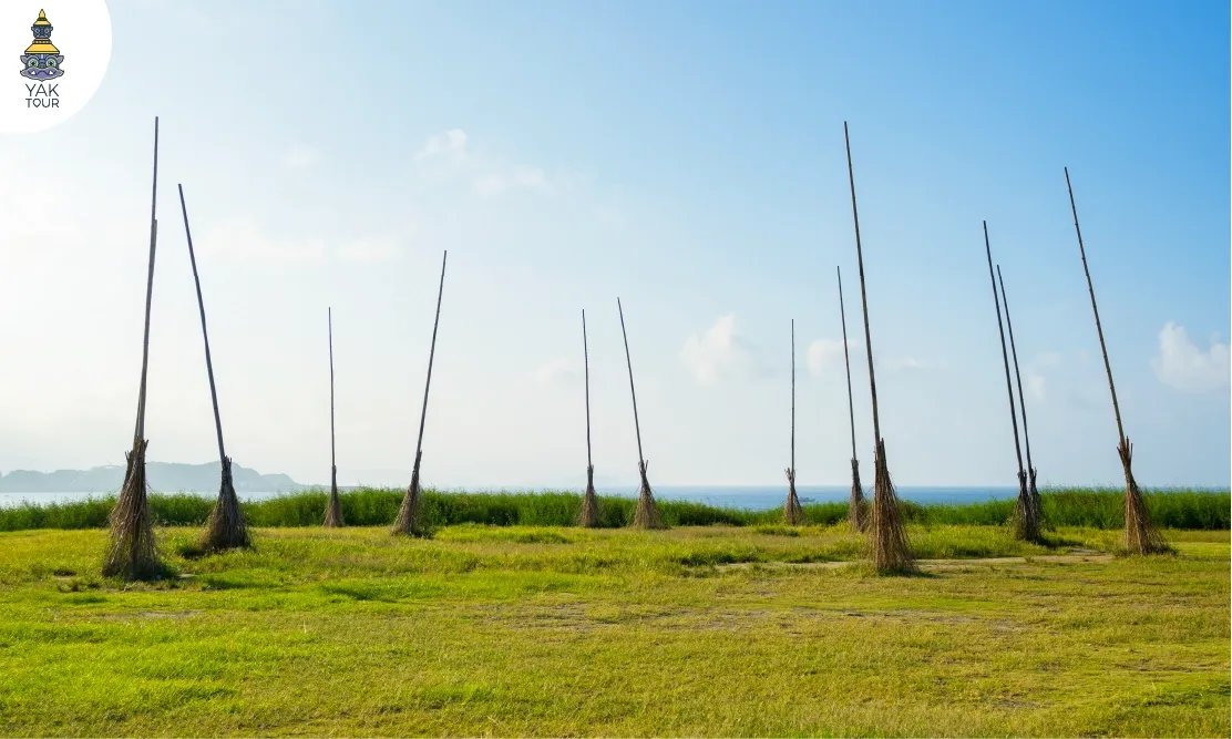 ไม้กวาดแม่มดยักษ์ทำจากวัสดุธรรมชาติ ตั้งเรียงรายบนสนามหญ้าหน้าทะเล ภายใน Chaojing Park เมืองจีหลง ประเทศไต้หวัน