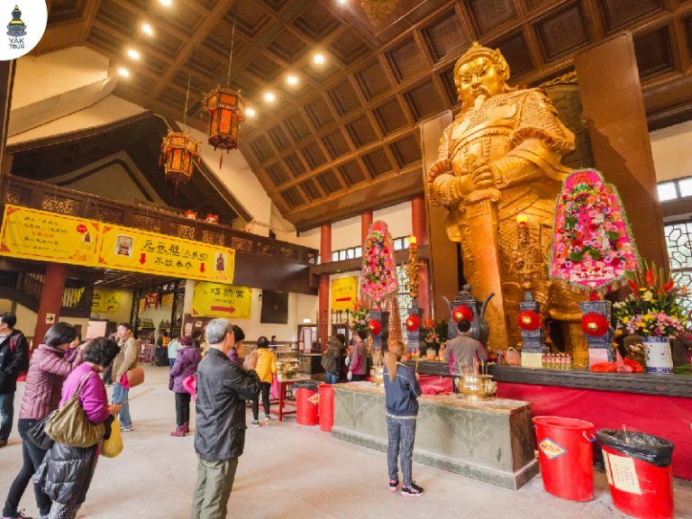 ปปั้นท่านแชกงสีทององค์ใหญ่ประดิษฐานอยู่ภายในวัดแชกงหมิว ฮ่องกง โดยมีผู้คนกำลังกราบไหว้และปักธูปเพื่อขอพรความเป็นสิริมงคล