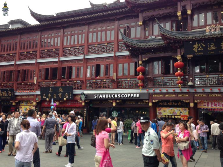 บรรยากาศตลาดร้อยปีเฉิงหวังเมี่ยว แสดงอาคารสถาปัตยกรรมจีนดั้งเดิมไว้อย่างครบถ้วน