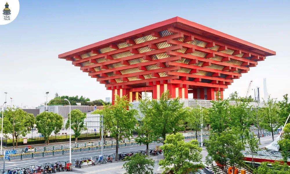 สถาปัตยกรรมอาคารพิพิธภัณฑ์ศิลปะจีน แลนด์มาร์คดีไซน์ล้ำที่มีรูปร่างคล้ายมงกุฎสีแดงสดใสอันโดดเด่