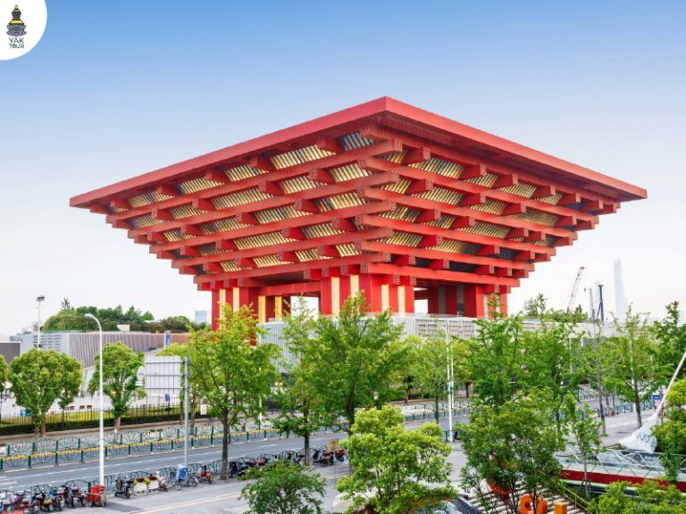.สถาปัตยกรรมอาคารพิพิธภัณฑ์ศิลปะจีน แลนด์มาร์คดีไซน์ล้ำที่มีรูปร่างคล้ายมงกุฎสีแดงสดใสอันโดดเด่น