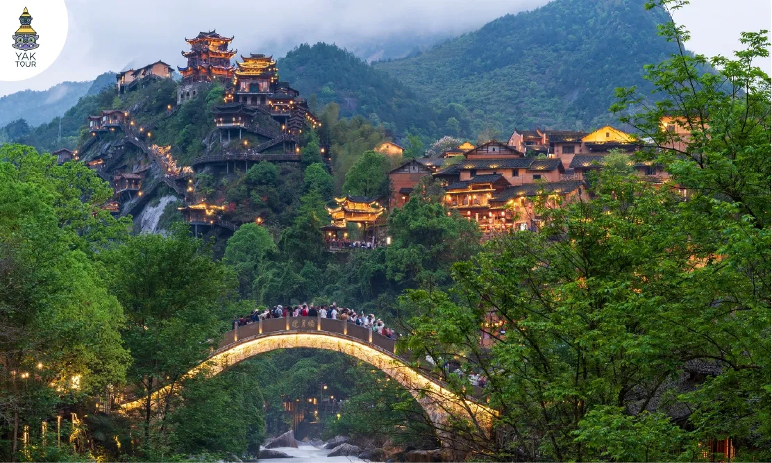 แสงไฟยามค่ำคืนที่เมืองโบราณฟูหรงเจิ้น ใกล้อุทยานจางเจียเจี้ย ประเทศจีน