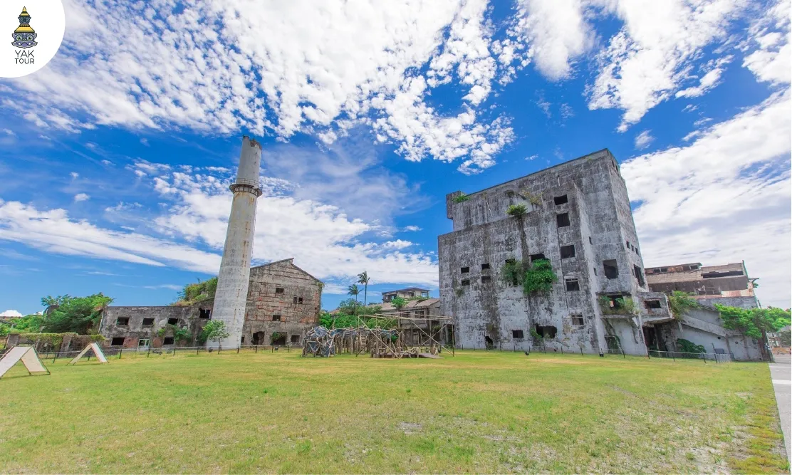 อาคารปูนเปลือยดีไซน์เท่และปล่องไฟเก่าใน Chung Hsing Cultural and Creative Park
