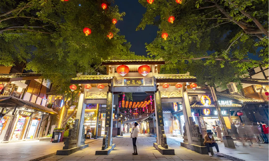 ซุ้มประตูทางเข้าและโคมไฟสีแดงยามค่ำคืนที่ เมืองโบราณฉือชี่โข่ว (Ciqikou)