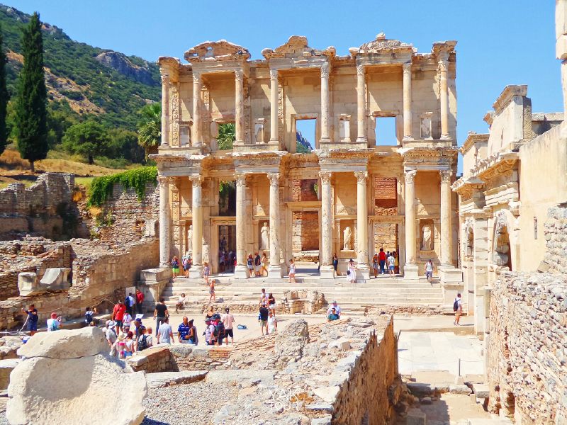 ซากเสาและซุ้มประตูของอาคารหอสมุดเซลซุสโบราณที่สร้างด้วยเสาหินอ่อนศิลปะโรมันขนาดใหญ่แห่งเมืองโบราณเอฟฟิซุส