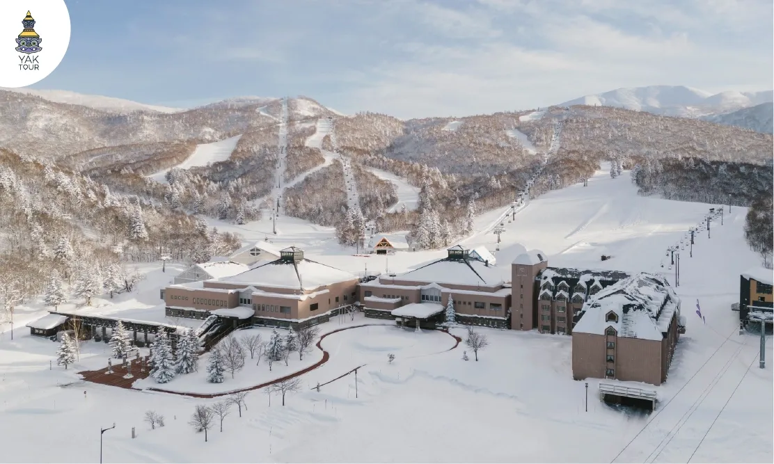 อาคารที่พักหรูสไตล์โมเดิร์นท่ามกลางหิมะที่คลับเมดคิโรโระพีคสำหรับนักท่องเที่ยวผู้ใหญ่