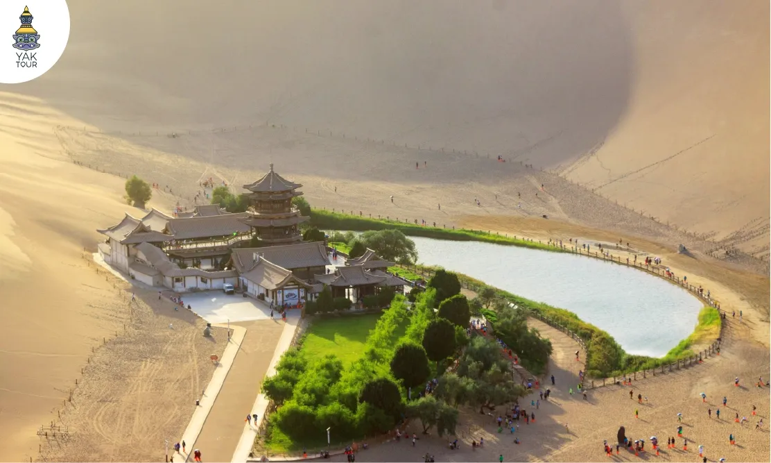 วิวเจดีย์โบราณริมทะเลสาบพระจันทร์เสี้ยวท่ามกลางทะเลทรายมิ่งซาซาน