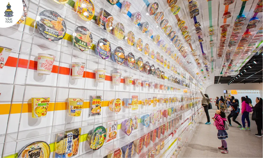  นิทรรศการกำแพงบะหมี่ถ้วยสำเร็จรูปภายในพิพิธภัณฑ์คัพนูดเดิลส์ Cup Noodles Museum Yokohama
