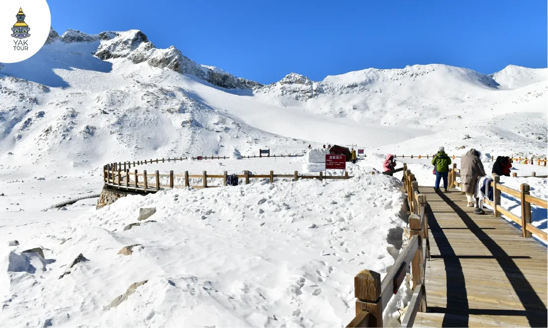 ทัศนียภาพขุนเขาหิมะและทางเดินชมวิวบนยอดเขาที่อุทยานภูผาหิมะต้ากู่กลาเซียร์