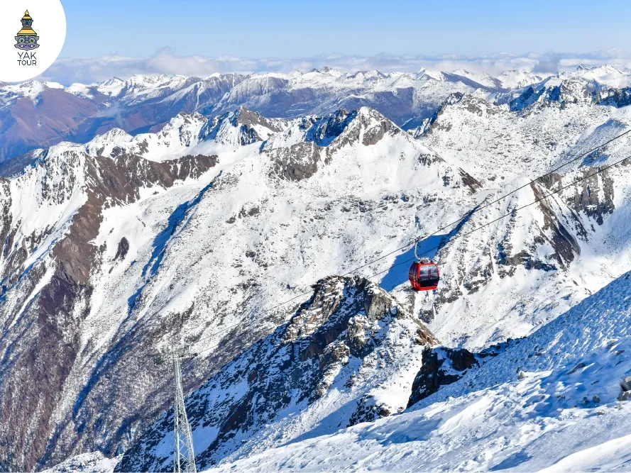 กระเช้าลอยฟ้าสีแดงมุ่งหน้าสู่ยอดเขาธารน้ำแข็งต๋ากู่ปิงชวน