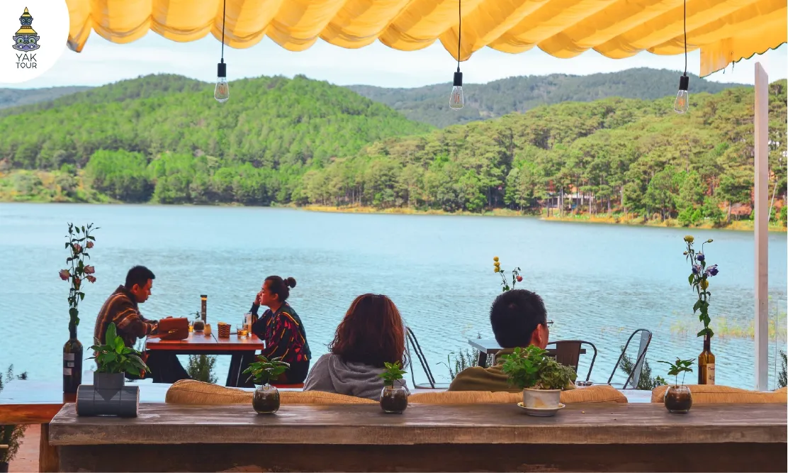 คาเฟ่สไตล์มินิมอลเกาหลีริมทะเลสาบเตวียนลัม ท่ามกลางทิวสนและขุนเขา เมืองดาลัด