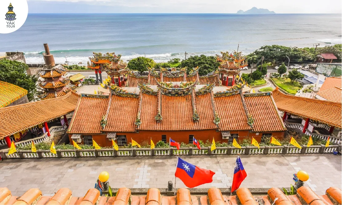 วิวจากด้านบนวัดต้าหลี่เทียนกง มองเห็นหลังคาวัดสีส้มตัดกับเส้นขอบฟ้าและเกาะกุยซาน