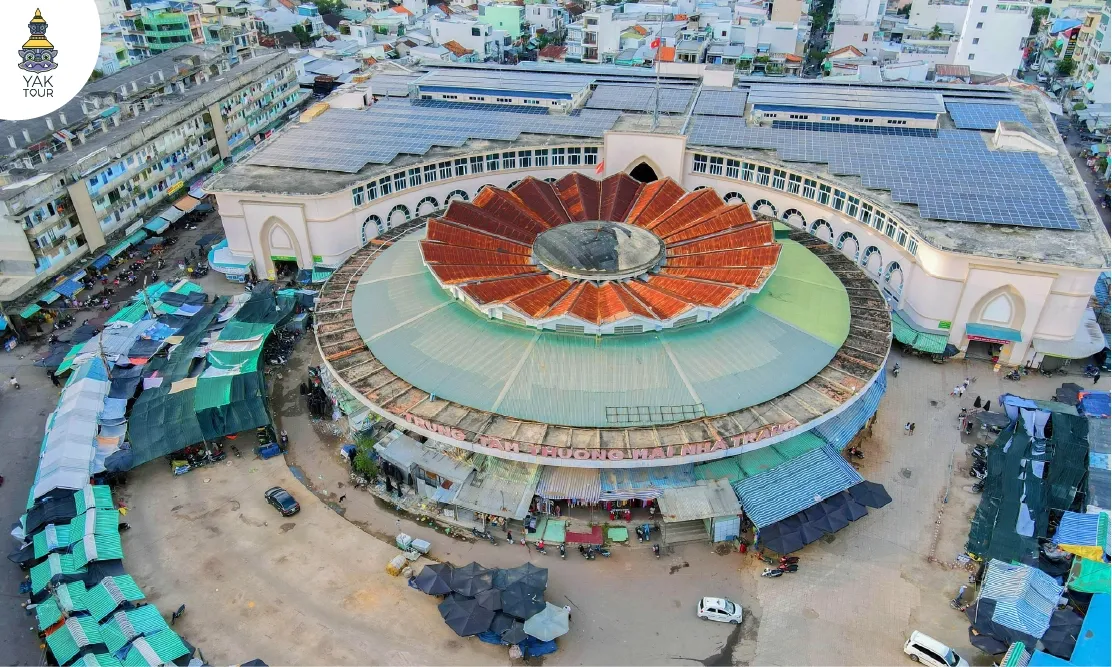 อาคารทรงดอกบัวอันเป็นเอกลักษณ์ของตลาดดัม แหล่งรวมของฝาก