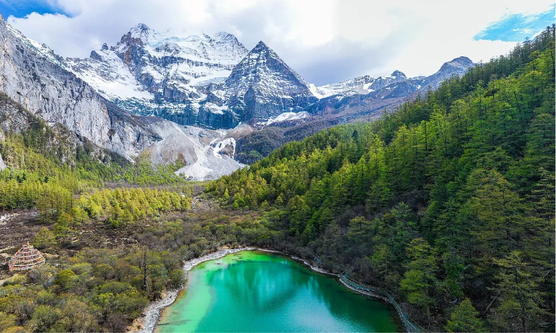 ยอดเขาหิมะศักดิ์สิทธิ์และทะเลสาบน้ำนมที่อุทยานย่าติง