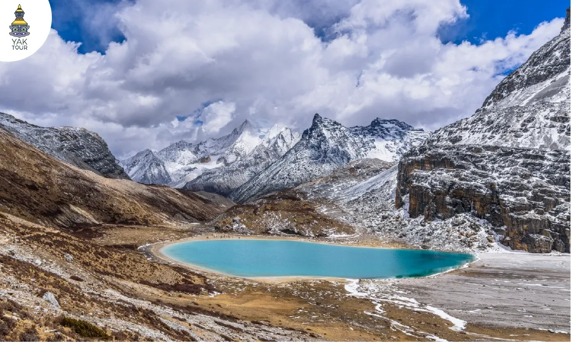 วิวภูเขาหิมะโอบล้อมทะเลสาบน้ำนมสีฟ้าใสในอุทยานย่าติง