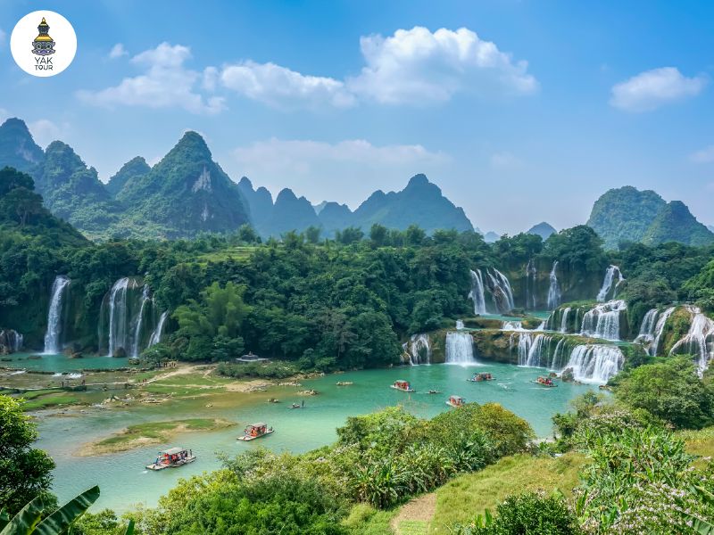 ทัศนียภาพน้ำตกเต๋อเทียน (Detian Waterfall) สายน้ำสีมรกตไหลหลั่นหลายชั้นพร้อมเรือแพนำเที่ยวในมณฑลกว่างซี