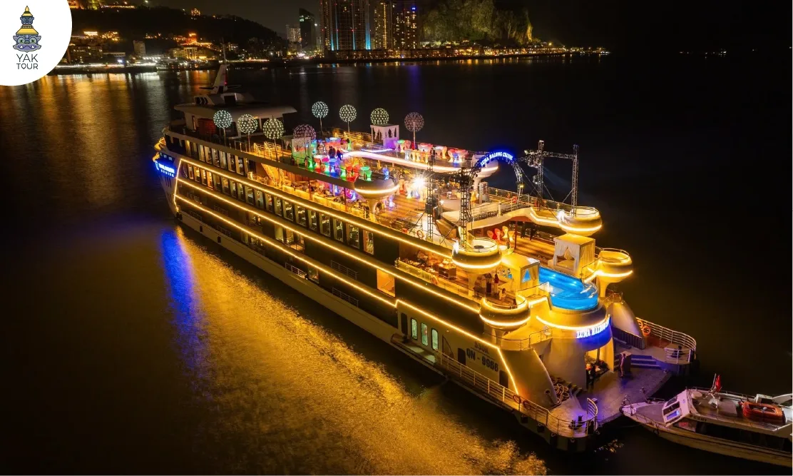 มื้อค่ำสุดหรูพร้อมการแสดงโชว์ศิลปะวัฒนธรรมบนเรือสำราญกลางอ่าวยามค่ำ