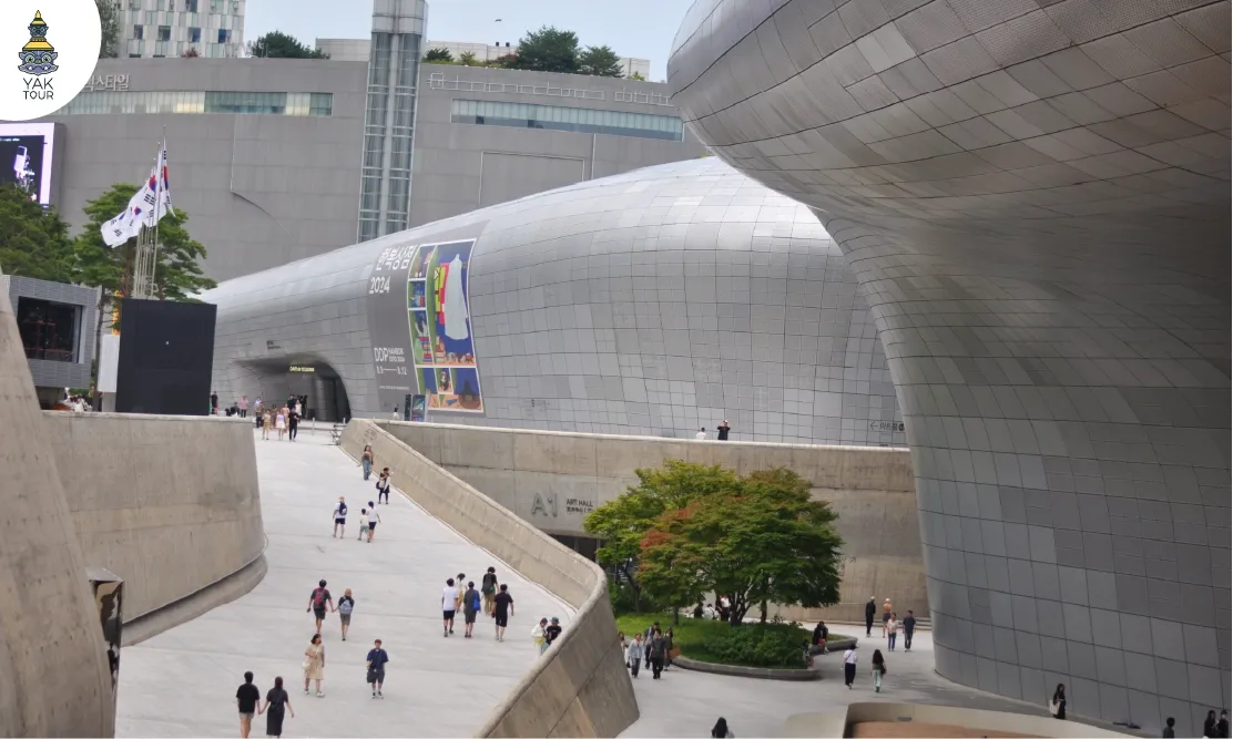  ตึก DDP แลนด์มาร์คย่านทงแดมุน แหล่งค้าส่งแฟชั่นชั้นนำที่เปิดตลอดคืน