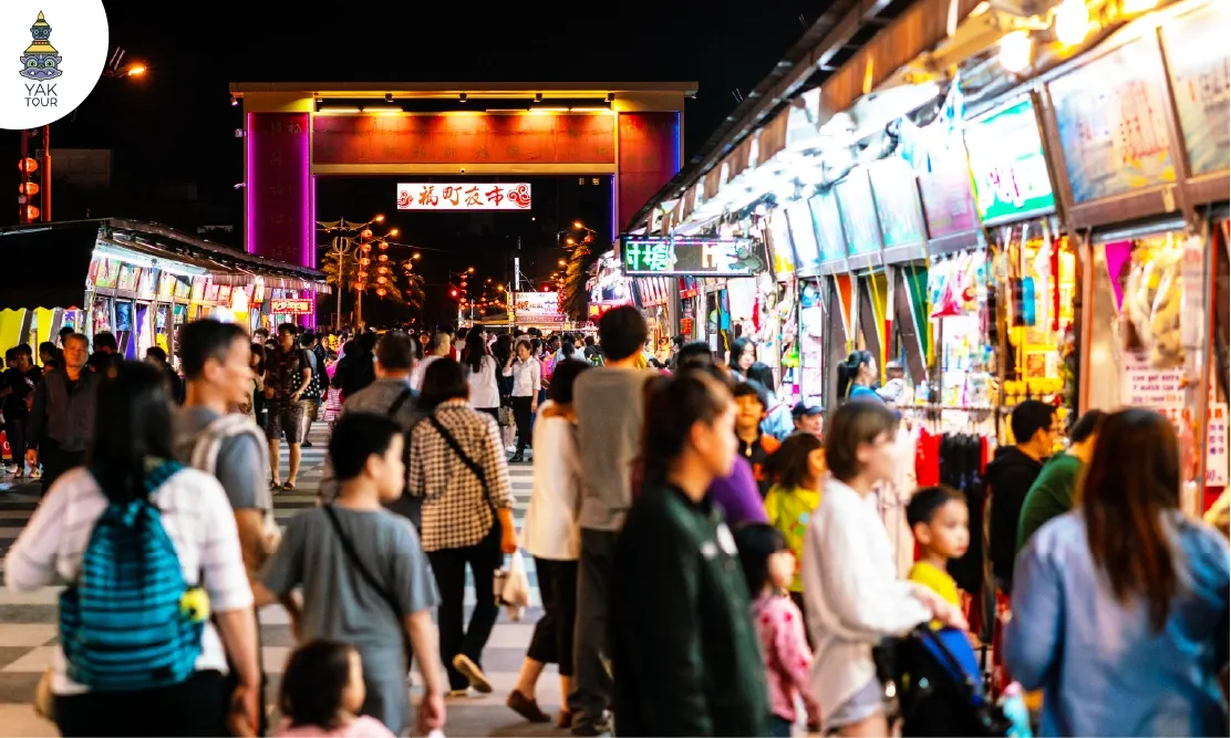 บรรยากาศความคึกคักและร้านอาหารท้องถิ่นที่ตลาดกลางคืนตงต้าเหมิน 