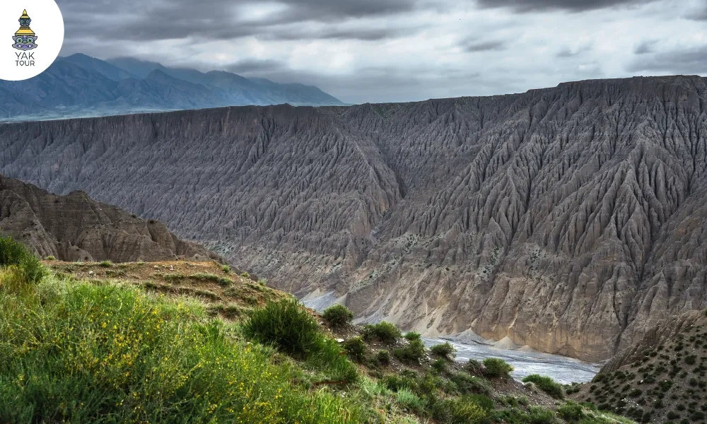 หุบเขาลึกและหน้าผาสูงชันที่แกรนด์แคนยอนตูซานจื่อ ที่เที่ยวซินเจียงเหนือ ที่เกิดจากการกัดเซาะของแม่น้ำจนมีลวดลายหินสวยงาม