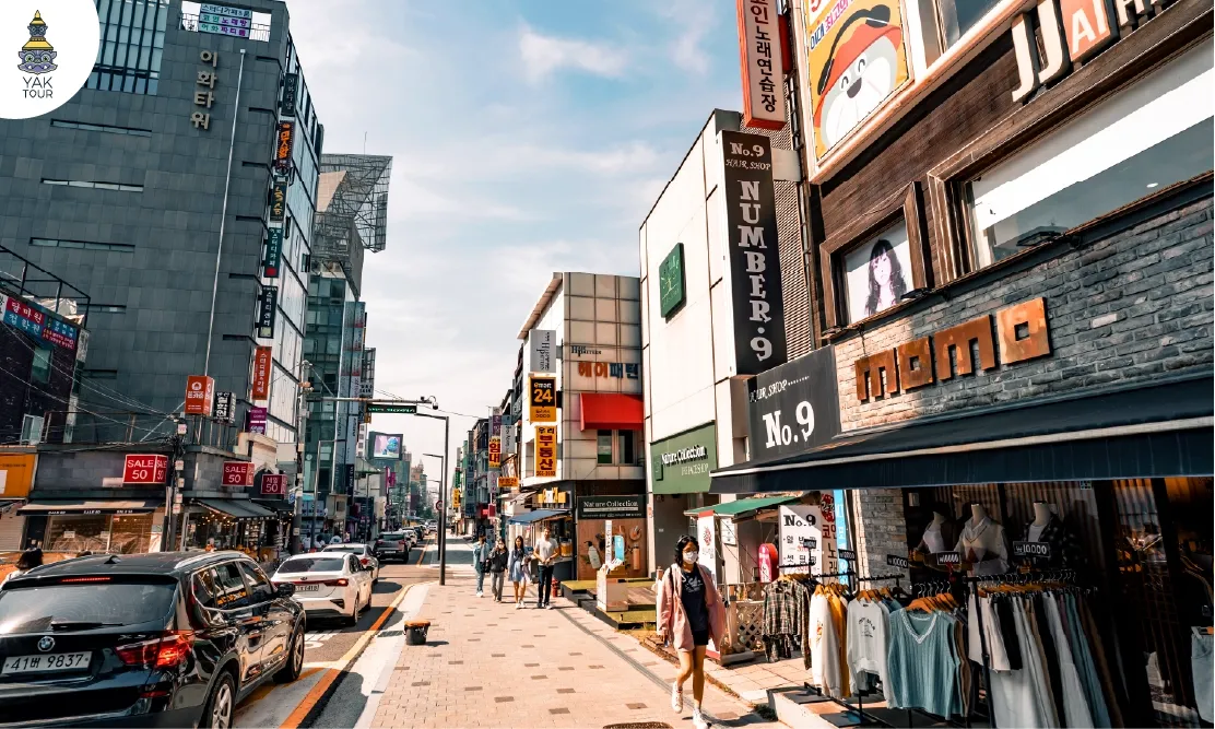 อีแดถนนสายแฟชั่นหน้ามหาวิทยาลัยอีฮวา พิกัดเสื้อผ้าและเครื่องประดับราคานักศึกษา