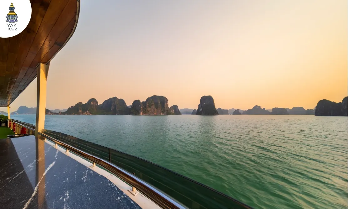 บรรยากาศดาดฟ้าเรือสำราญหรูระบบไฟฟ้าขณะล่องชมวิวอ่าวฮาลอง