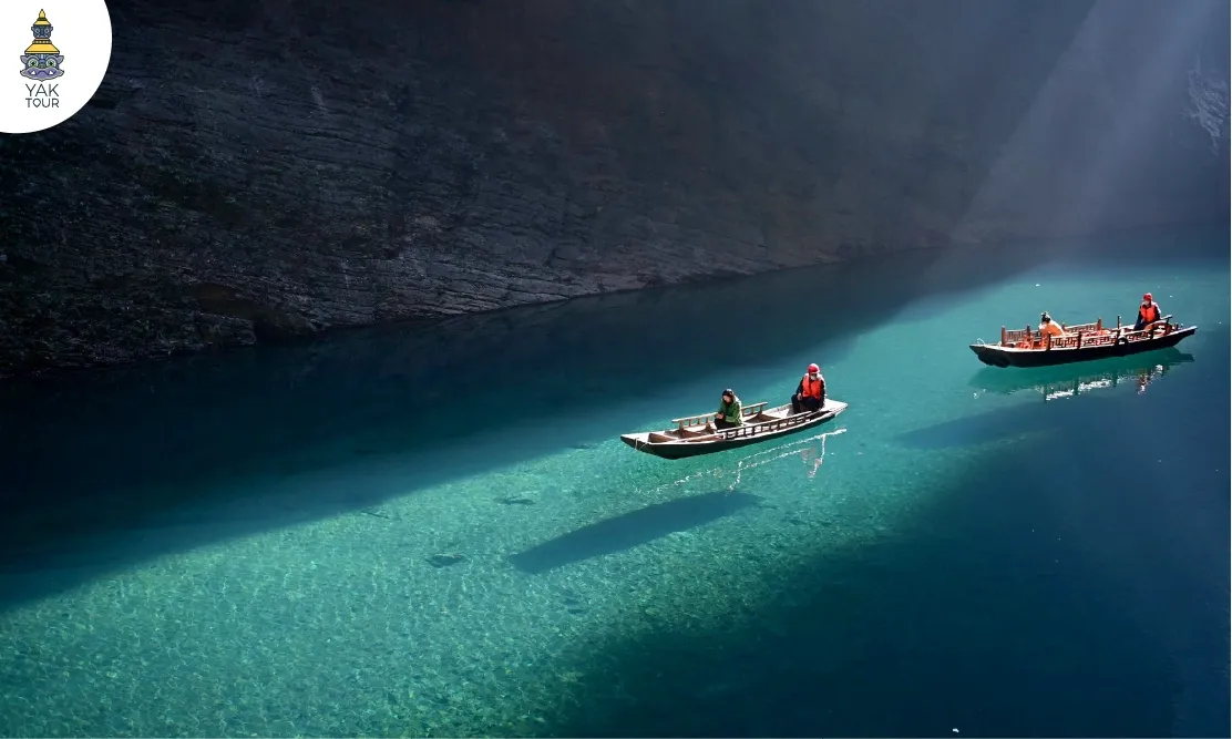 เรือท่องเที่ยวลอยบนน้ำใสราวกระจกในแกรนด์แคนยอนผิงซาน เมืองเอินซือ