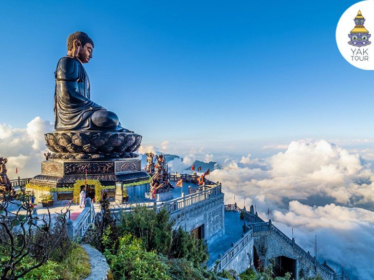 องค์พระพุทธรูปขนาดใหญ่บนยอดเขาฟานซิปัน รายล้อมด้วยทะเลหมอกและทิวทัศน์เทือกเขาฮว่างเลียนเซินภายใต้ท้องฟ้าสดใส