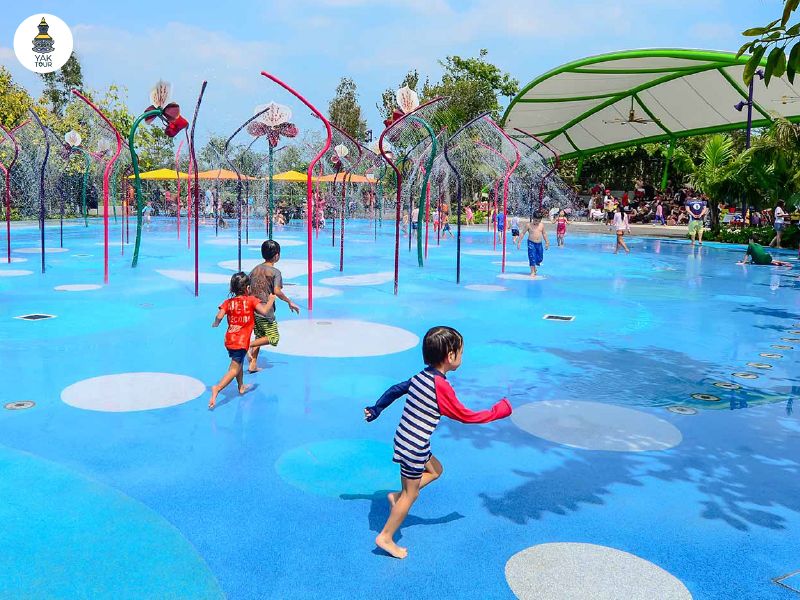 สวนเด็กฟาร์อีสท์ออร์แกไนเซชั่น เป็นโซนสนามเด็กเล่นและลานน้ำพุสำหรับเด็กอายุ 1-12 ปี ท่ามกลางธรรมชาติร่มรื่นในสิงคโปร์