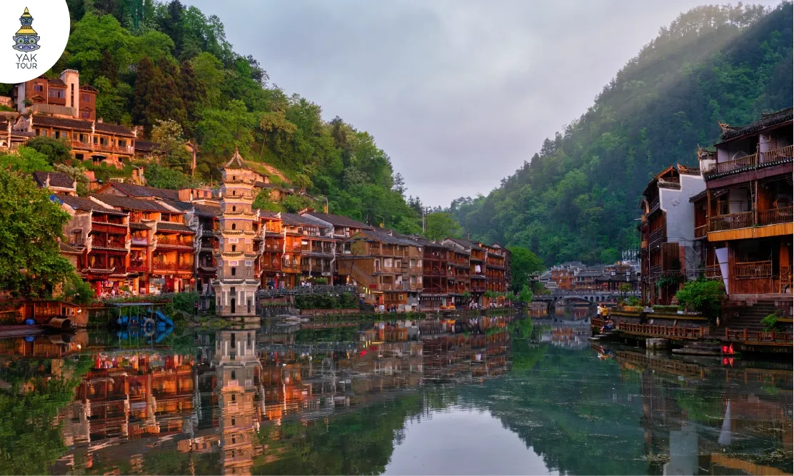 บ้านไม้โบราณริมแม่น้ำถั่วเจียงในเมืองโบราณเฟิ่งหวง มณฑลหูหนาน