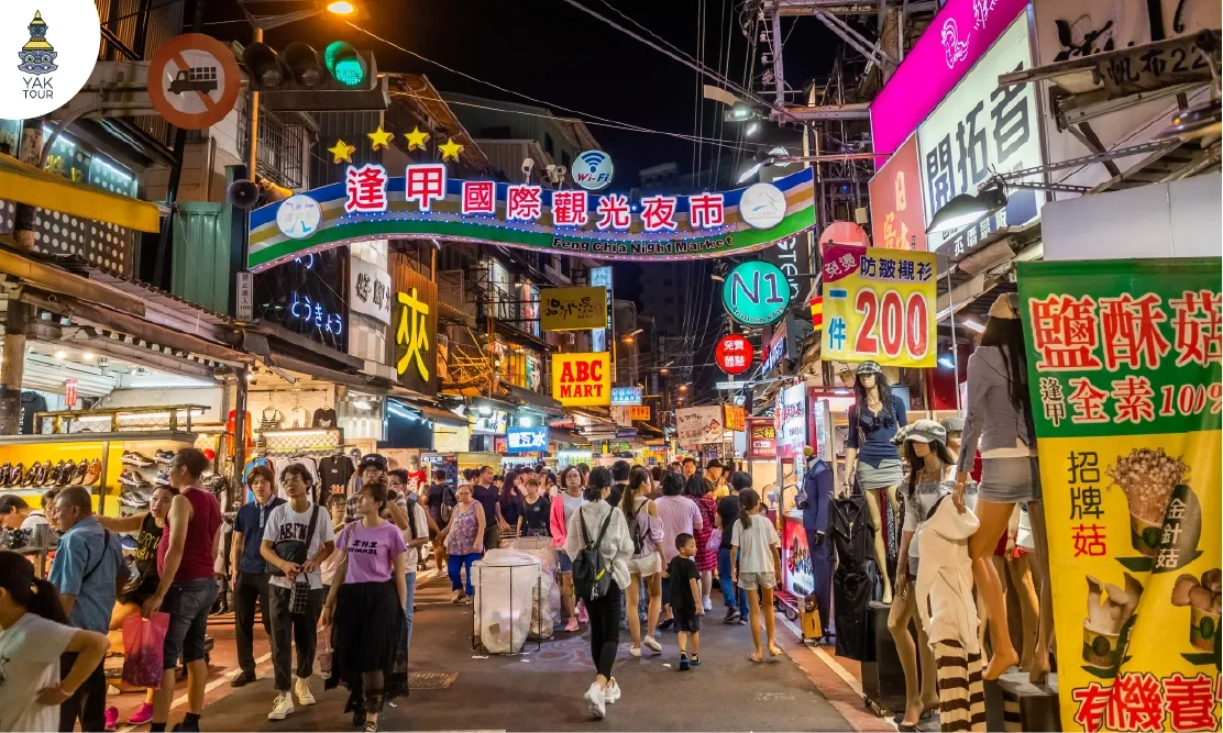ตลาดกลางคืนฝงเจี่ย Fengjia Night Market บรรยากาศคึกคักยามค่ำคืนเต็มไปด้วยป้ายไฟร้านค้าและสตรีทฟู้ด