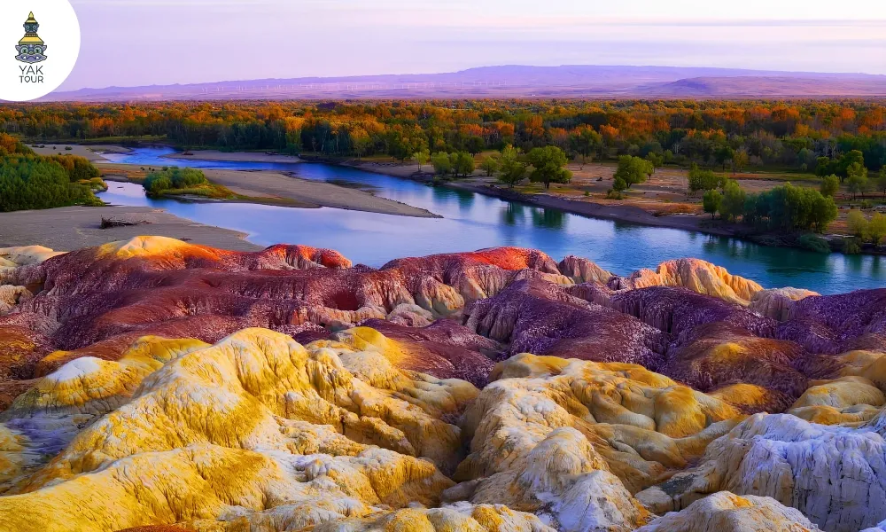 หน้าผาหินที่มีสีสันสวยงามที่ธารน้ำห้าสี สถานที่ท่องเที่ยวระดับ 4A ตั้งอยู่ในเมืองปู้เอ่อจินประเทศจีน