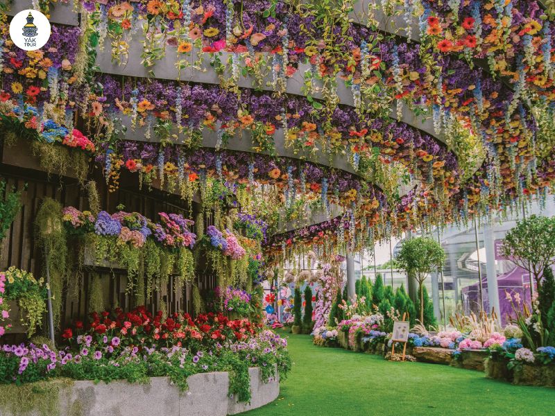 ฟลอรัล แฟนตาซี การจัดแสดงสวนดอกไม้ห้อยระย้าที่ผสมผสานศิลปะและเทคโนโลยีในโลกแห่งเทพนิยาย