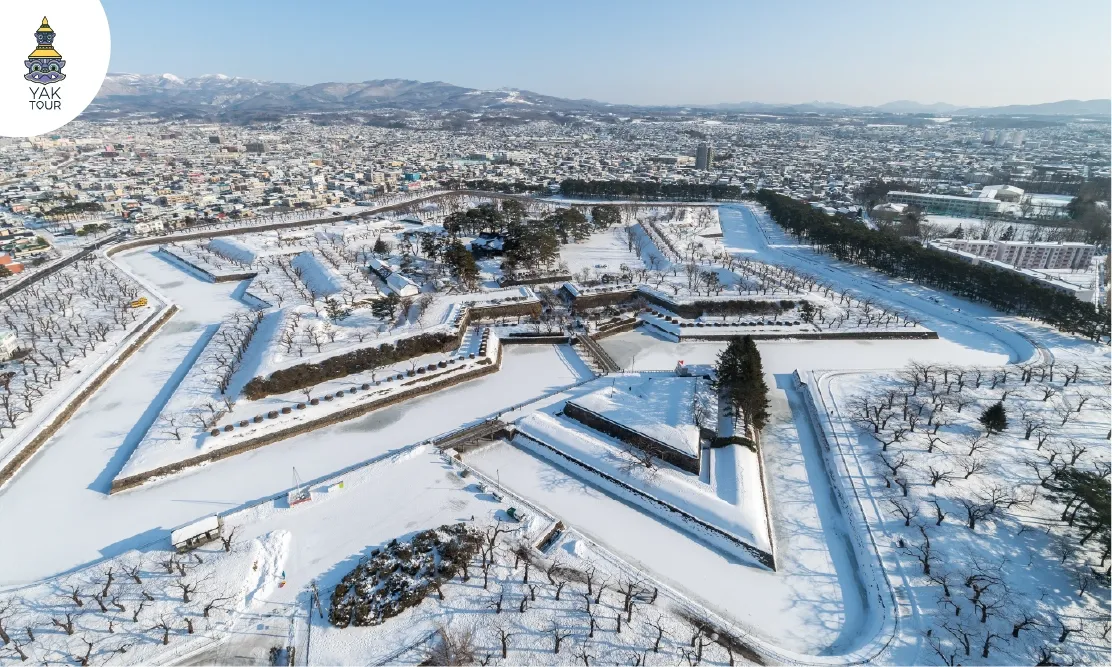 วิวมุมสูงรูปดาวห้าแฉกสีขาวสะอาดตาของป้อมปราการโกเรียวกาคุช่วงหิมะตก