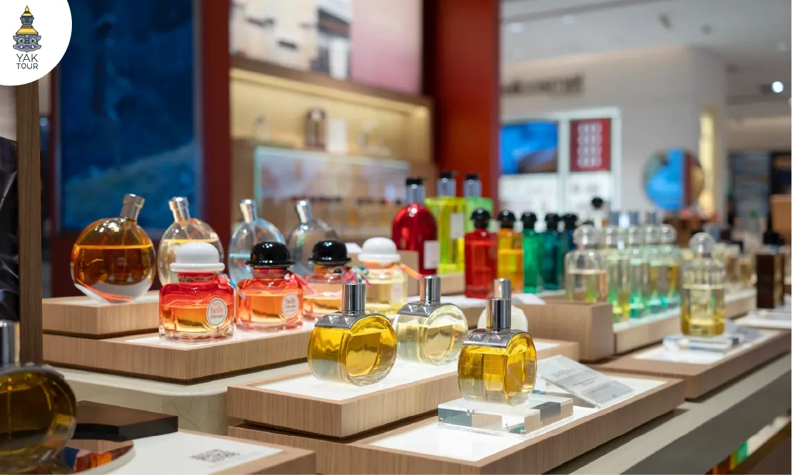 ขวดน้ำหอมไซส์มินิหลากหลายแบรนด์วางเรียงกันอย่างสวยงามบนเคาน์เตอร์