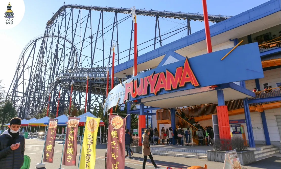 บรรยากาศหน้าทางเข้าเครื่องเล่น Fujiyama ภายในสวนสนุก Fuji-Q Highland จังหวัดยามานาชิ พร้อมวิวโครงสร้างรถไฟเหาะตีลังกาสีดำขนาดใหญ่