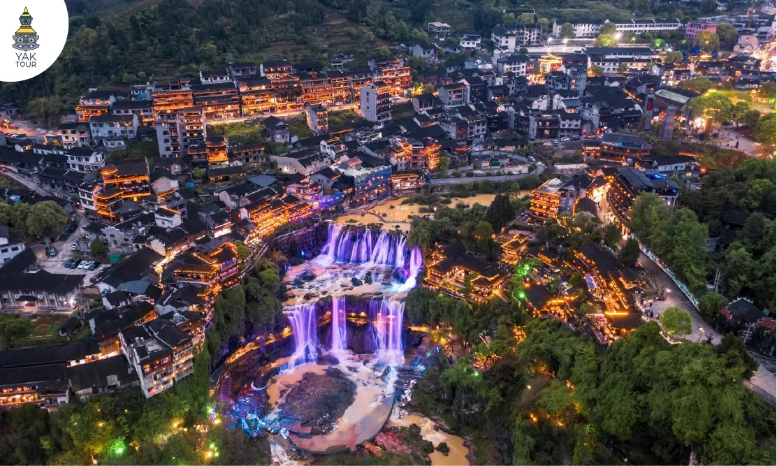 หมู่บ้านฟูหรงเจิ้นบนหน้าผาน้ำตกยามค่ำคืน สวยงามอลังการด้วยแสงไฟประดับ
