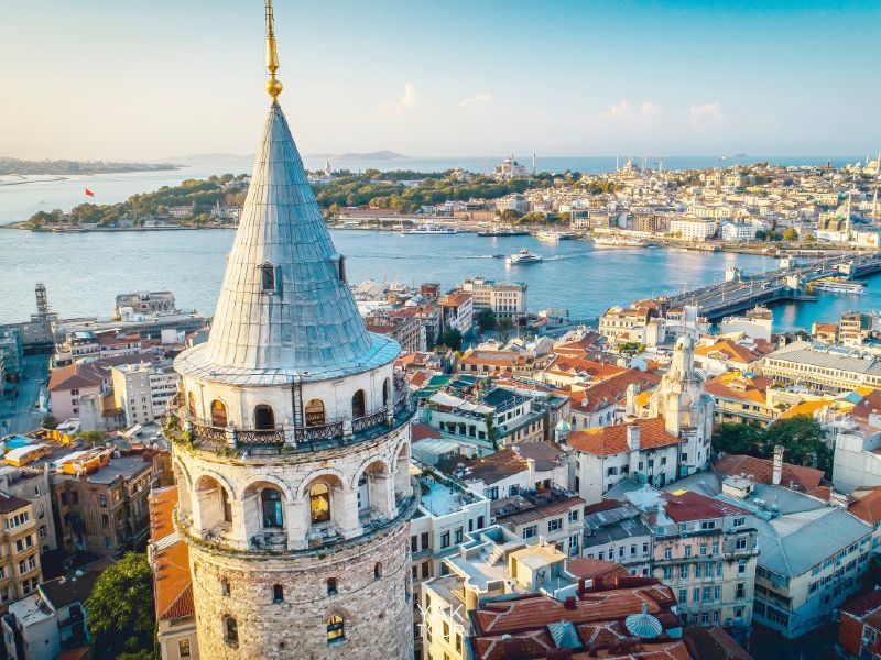 หอคอยกาลาตาเป็นหอคอยหินรูปทรงกระบอกยอดแหลมตั้งตระหง่านท่ามกลางวิวตึกแถวหนาแน่นริมอ่าวทองคำในอิสตันบูล