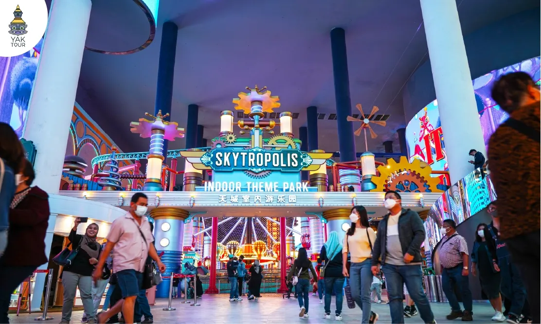 ทางเข้าสวนสนุกในร่ม เก็นติ้ง สกายโทรโพลิส ที่ตกแต่งด้วยแสงสีนีออนล้ำสมัย