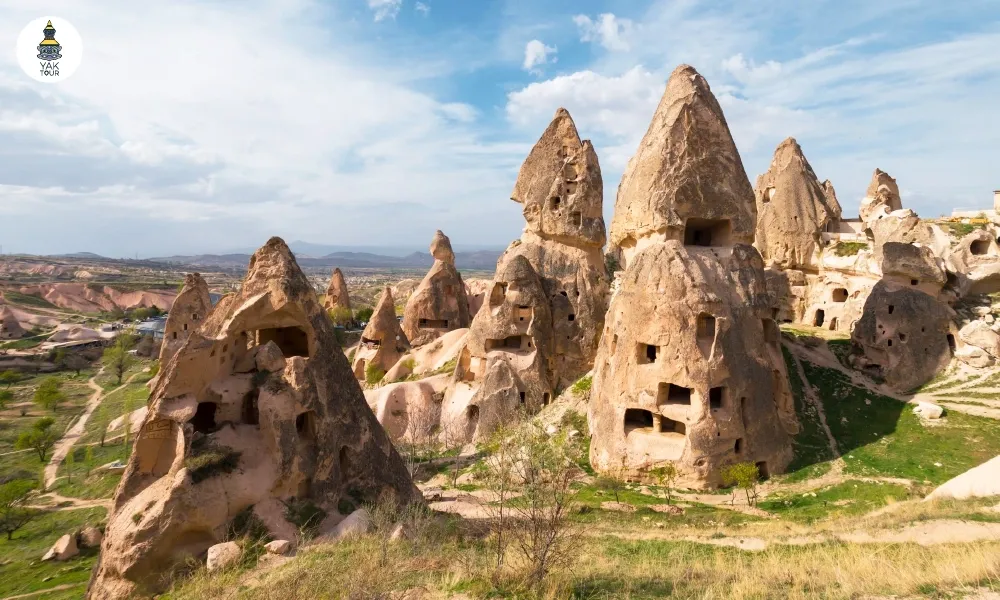 ทัศนียภาพภูเขาหินในอุทยานแห่งชาติเกอเรเม่ที่ถูกเจาะเป็นช่องถ้ำเพื่อใช้เป็นโบสถ์สำหรับเป็นศูนย์รวมของผู้ที่นับถือศาสนาคริสต์ในอดีต