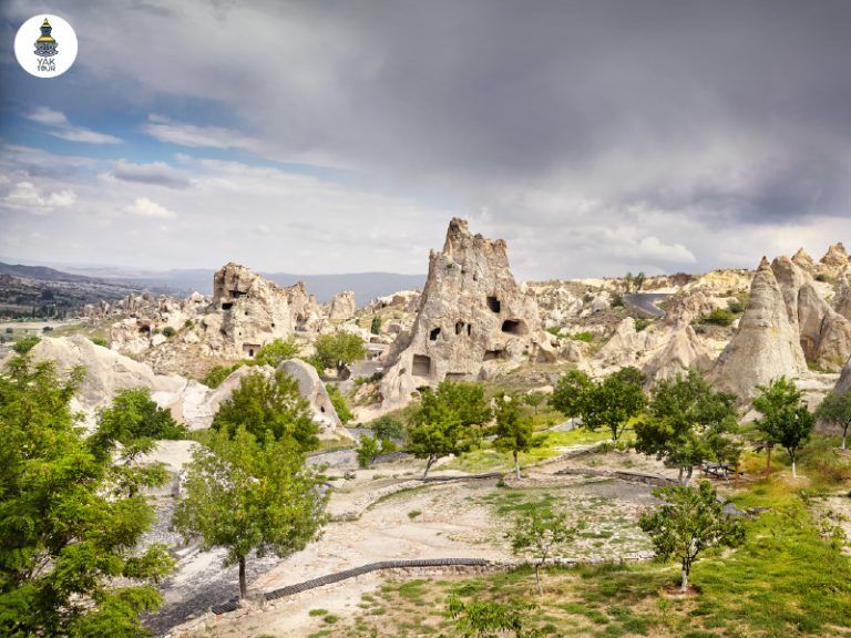  ทัศนียภาพภูเขาหินในอุทยานแห่งชาติเกอเรเม่ที่ถูกเจาะเป็นช่องถ้ำเพื่อใช้เป็นโบสถ์สำหรับเป็นศูนย์รวมของผู้ที่นับถือศาสนาคริสต์ในอดีต