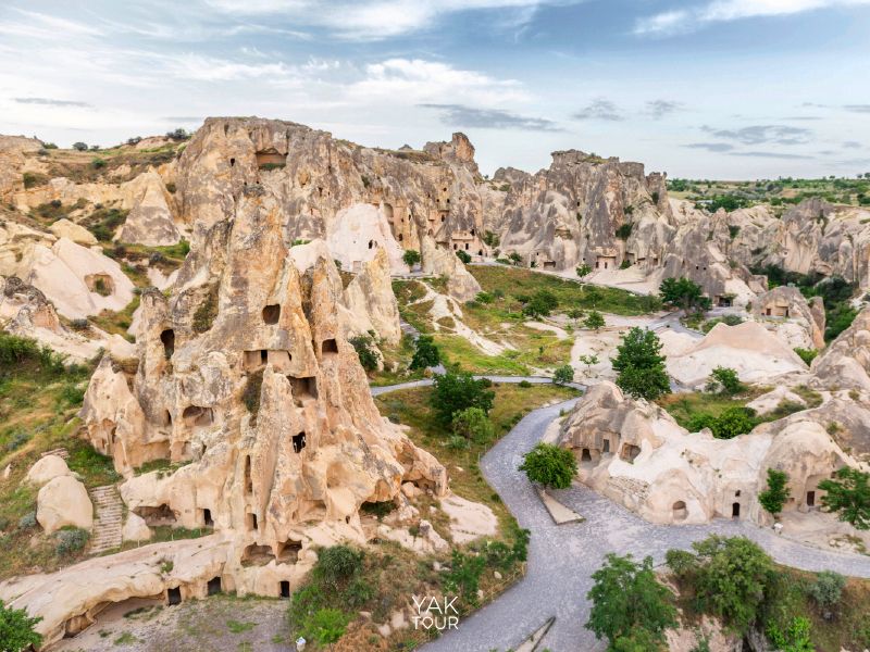 ภูเขาหินรูปปล่องไฟนางฟ้าหลากหลายลูกในพิพิธภัณฑ์กลางแจ้งเกอเรเม่