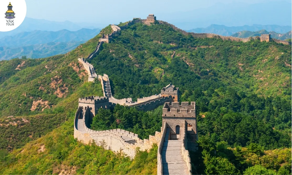 วิวกำแพงเมืองจีนด่านมู่เถียนยวี่ทอดยาวไปตามสันเขาสีเขียวขจี