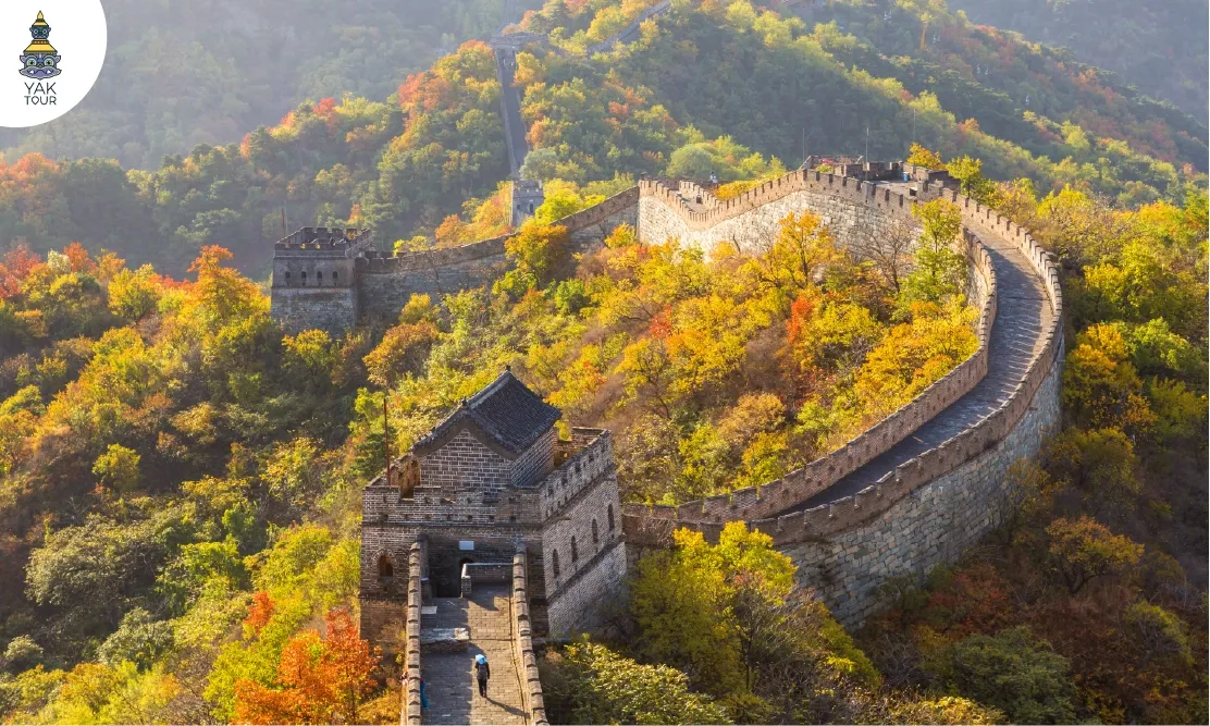 วิวทิวทัศน์กำแพงเมืองจีนด่านปาต้าหลิงช่วงใบไม้เปลี่ยนสี ปักกิ่ง