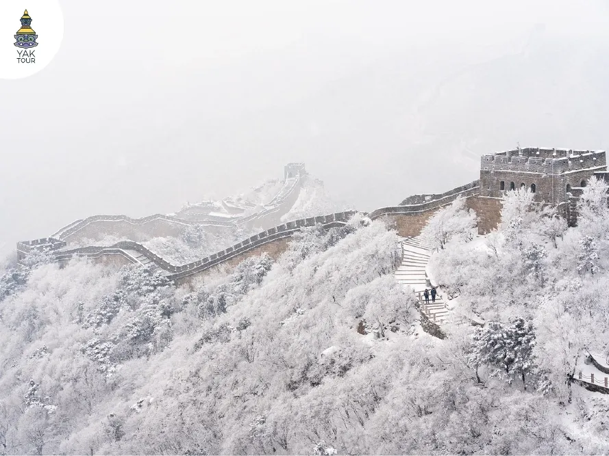 ทัศนียภาพความยิ่งใหญ่ของกำแพงเมืองจีนที่ทอดยาวท่ามกลางพายุหิมะขาวโพลน