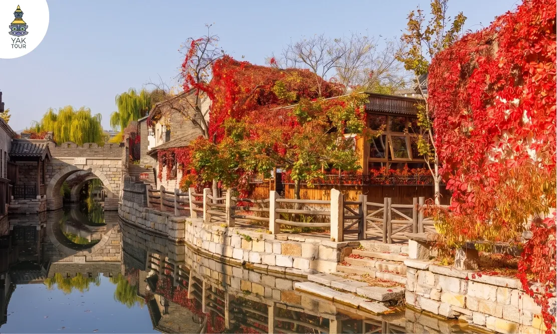 วิวใบไม้แดงริมน้ำที่เมืองโบราณกู๋เป่ยสุ่ยเจิ้น Gu Bei Shui Zhen ปักกิ่ง