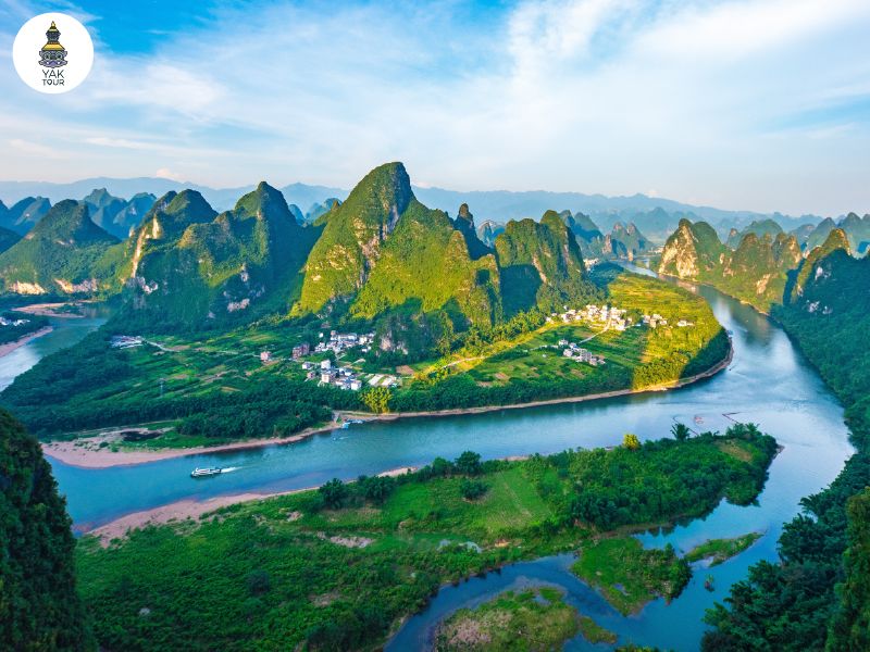 วิวทิวเขาหินปูนและโค้งแม่น้ำหลี่เจียงในเมืองกุ้ยหลิน (Guilin) จากมุมสูงท่ามกลางธรรมชาติสีเขียวขจี