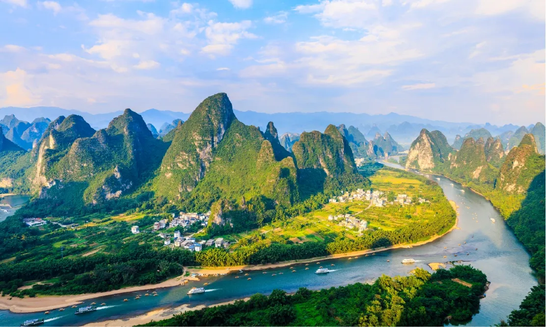 ล่องเรือชมทัศนียภาพภูเขาหินปูนริมแม่น้ำหลีเจียงกุ้ยหลิน