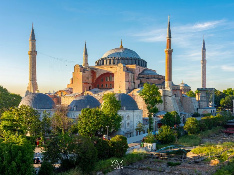 สถาปัตยกรรมสุเหร่าโซเฟียที่มีโดมขนาดใหญ่และหอคอยสูงสี่มุม